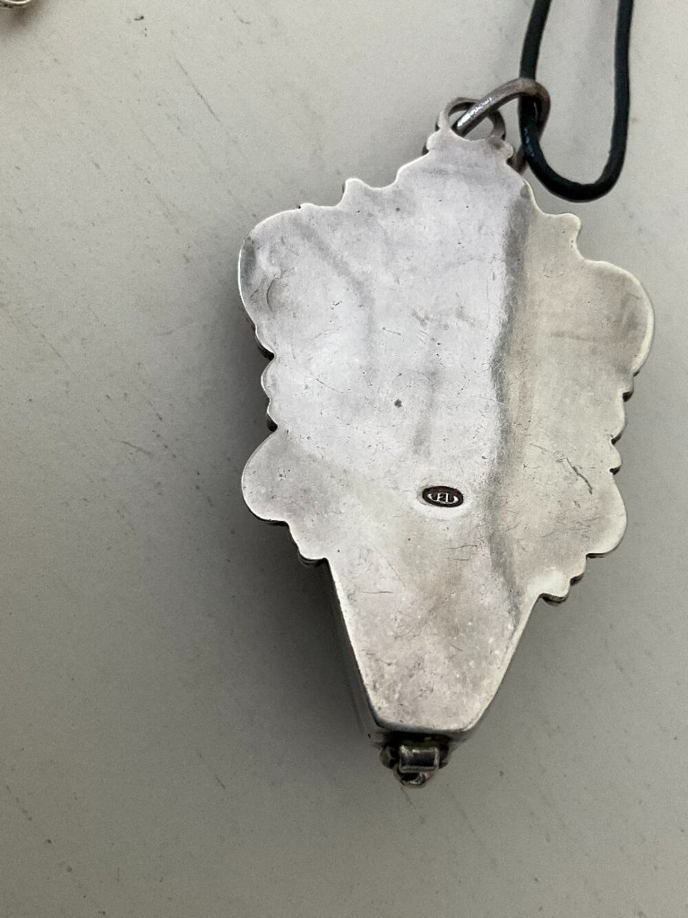 So unique and different, 925 silver carved locket necklac - Picture 6 of 11